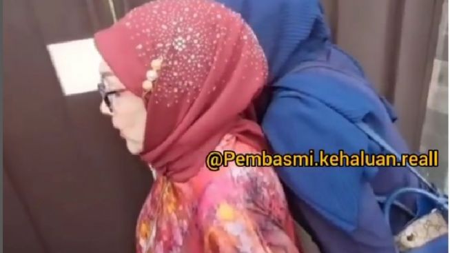 Ibu Ferry Irawan Diriject Venna Melinda hingga Tak Dibukakan Pintu Rumah
