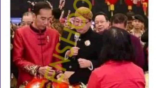 CEK FAKTA: Presiden Jokowi Mengincar Makanan Babi Panggang di Acara Imlek