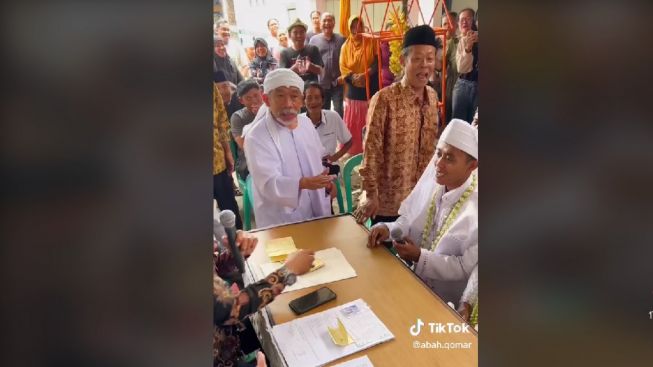 Brak! Komedian Qomar Menggebrak Meja, Bikin Kaget Pengantin yang Melangsungkan Akad Nikah