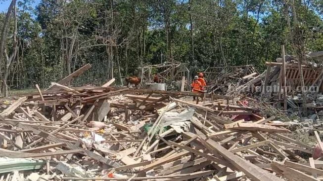 Jenazah 3 Korban Ledakan Dahsyat di Blitar Dimakamkan Satu Liang Kubur