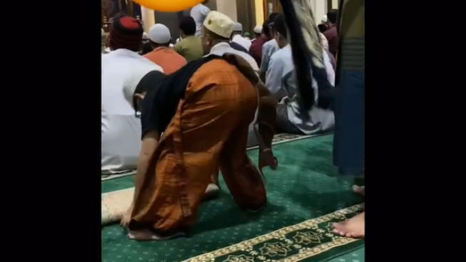 Buset! BH Siapa Nyelip di Sarung Bocah Ini, Sampai Terbawa Salat di Masjid?