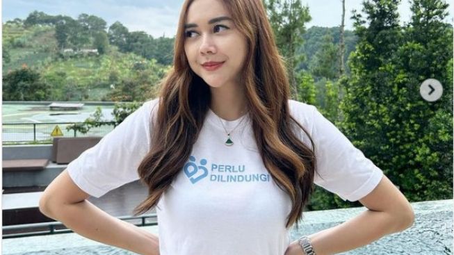 Tulisan Kaus Oblong Aura Kasih Bikin Netizen Geger: Yang Punya Anak Satu Lebih Menarik, daripada Gadis Gaes