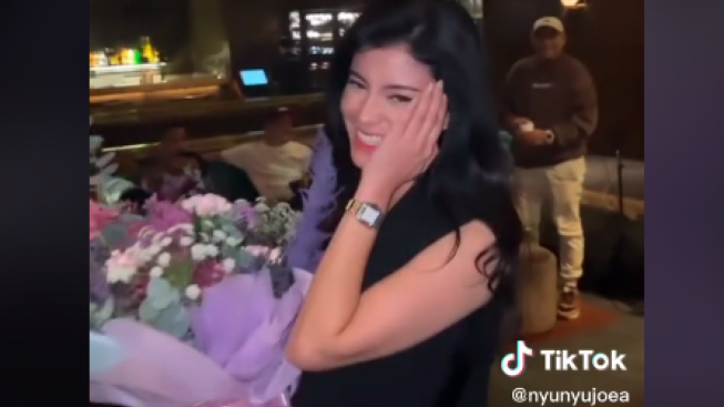 Beri Kejutan Datangkan Ariel NOAH di Ulang Tahunnya, Gading Marteen Pacaran dengan Medina Dina?
