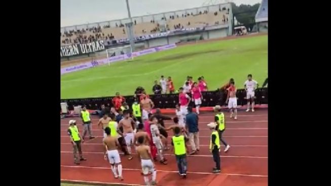 Pemain PSS Sleman Dihujat dan Diminta Lepas Jersey oleh Pendukungnya Sendiri Karena Kalah Terus, Netizen: Bikin Mental Tambah Terpuruk Ya