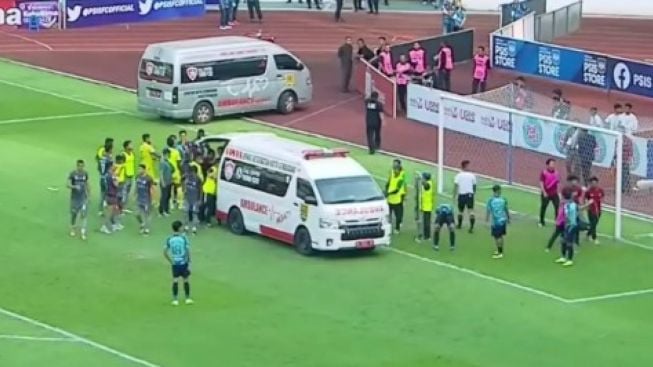 Ricki Ariansyah Sempat Kolaps, Peralatan Medis Ambulance di Pertandingan BRI Liga 1 di Sorot: Fungsinya Buat Ngangkut Jenazah Aja?