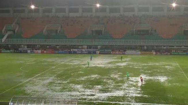 RANS Nusantara FC vs Persis Solo Sempat Tertunda Gara-gara Stadion Pakansari Banjir, Warganet: Ini Nih Standar PSSI?