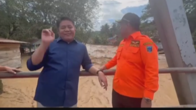 Gubernur Sumsel Cengengesan Saat Tinjau Musibah Banjir Bandang di Lahat, Ramai Dibela Netizen: Kalian Gatau Dia Udah Ngapain Aja