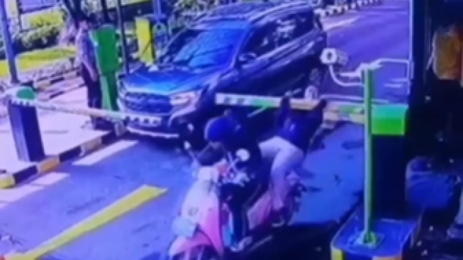 Kasihan! Video Cewek Terpental dan Nyantol di Palang Pintu Parkir