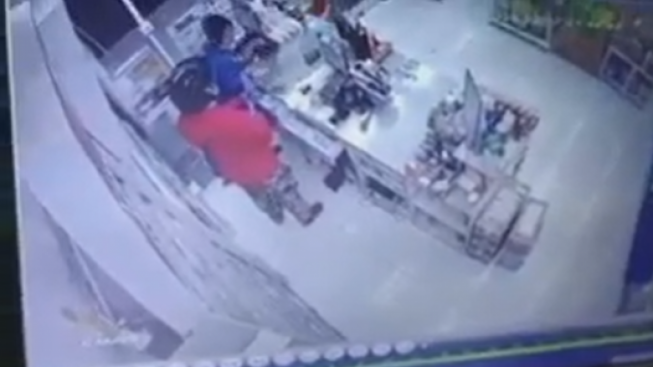 Salut! Karyawan Minimarket Duel Gagalkan Perampokan, Aksinya Terekam CCTV
