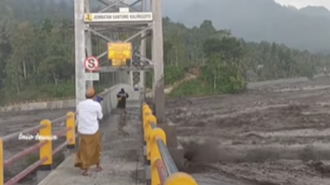 Ibu-ibu Nekat Seberangi Jembatan Saat Banjir Lahar Semeru, Warganet: Makhluk Terkuat di Antariksa..