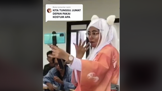 Ada-ada Saja! Bu Dosen UNEJ Ini Tiap Ngajar Pakai Cosplay, Sumpah Niat Banget..