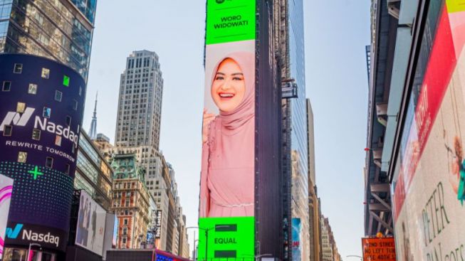 Wajahnya Nampang di Billboard Raksasa New York, Woro Widowati: Terharu dan Bangga