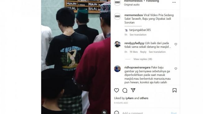 Viral! Laki-laki Ini Pakai Kaus Bergambar Wanita Seksi Saat Salat Tarawih, Jamaah Jadi Salah Fokus