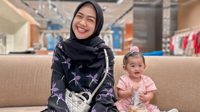 Ria Ricis Hibur Anak dan Suaminya dengan Kostum Putri Duyung di Jakarta Aquarium: The Little Mermaid Syar'i Keren Banget