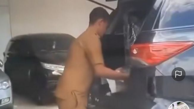 Viral! Pejabat Ganti Plat Mobil Dinas Terekam Kamera Netizen