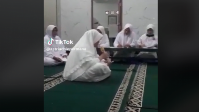 Video Seorang Ibu Meninggal Saat Baca Alquran Bikin Iri Warganet: Husnul Khotimah Buk..