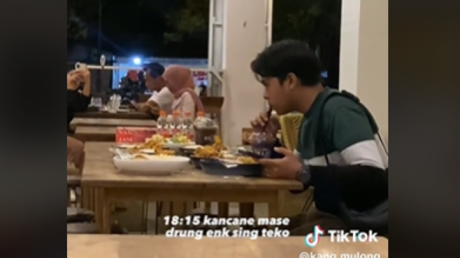 Ya Allah Tega Banget Teman Teman Pemuda Ini Sudah Dipesankan Menu Bukber Banyak Tapi Tak 3741