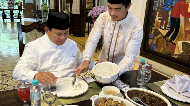 Heboh Kaesang Pangarep Tuangkan Nasi Putih ke Piring Prabowo Subianto, Netizen: Minta Dukungan Depok 1 Nih!