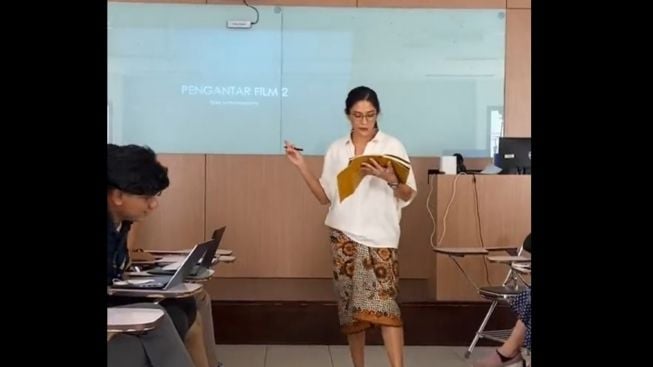 Potret Dian Sastrowardoyo saat Beri Materi Kuliah di Kampus, Outfit-nya Bikin Gagal Fokus Mahasiswa