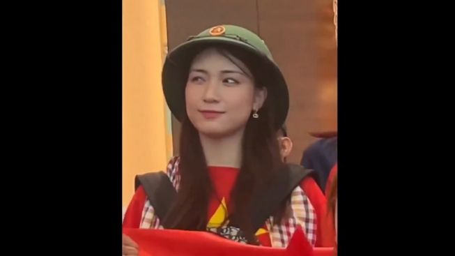 Kalah Teriak dengan Suporter Indonesia, Penyanyi Cantik Asal Vietnam Ini Curi Perhatian saat Beri Semangat ke Negaranya di SEA Games 2023 Kamboja