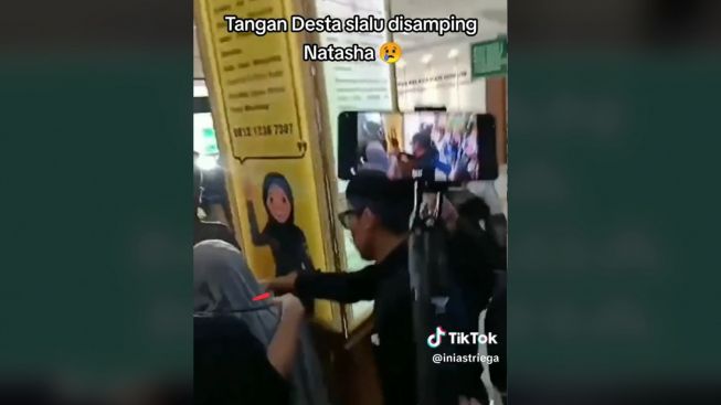 Momen Tangan Desta Jaga Natasha Rizki saat Dikerubungi Wartawan di Sidang Perceraian Perdana, Netizen: Kenapa harus Cerai Sih
