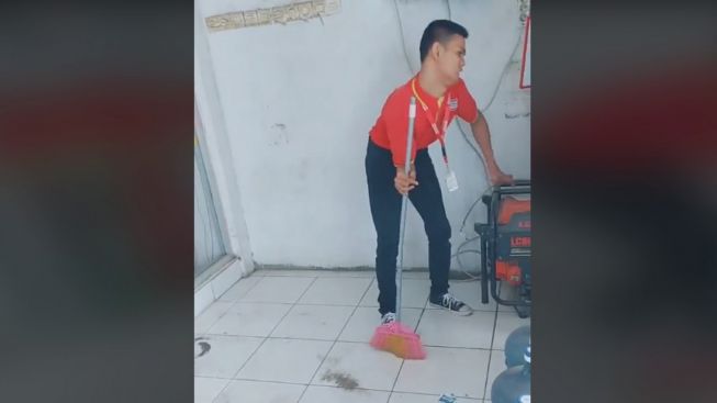 Viral Video Remaja Disabilitas Bekerja di Minimarket, Bikin Netizen Terharu: Insyaallah Tokonya Rame