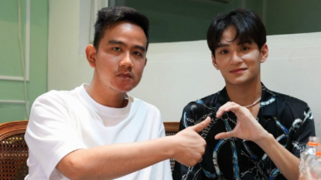 Foto Bareng Artis K-pop Asal Indonesia, Gibran Tampil Tanpa Senyum: Harus Tetap Sombong