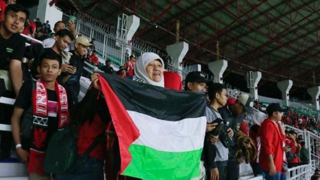 Viral Ibu-ibu Turun Tribun Bawa Bendera Palestina di Stadion GBT, Sosoknya Tak Terduga