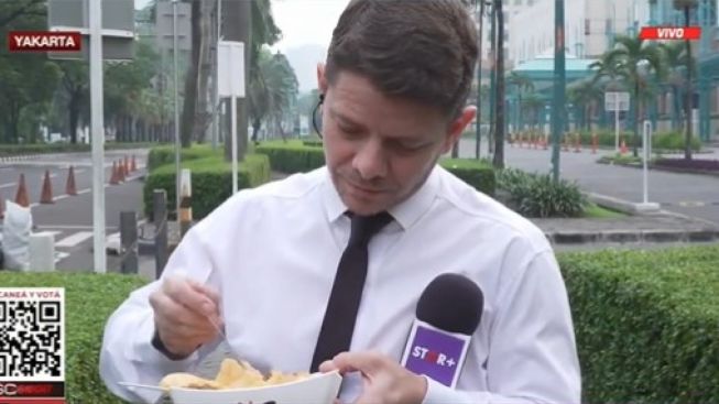 Reporter TV Argentina Makan Bubur Saat Live di Jakarta, Netizen: Diaduk Bang Biar Enak