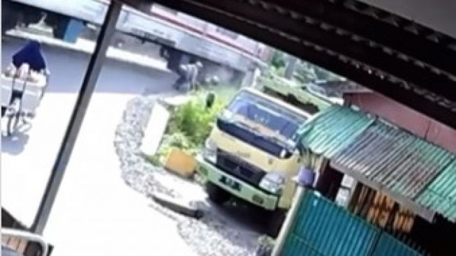 Pengendara Motor Nyaris Tertabrak Kereta Api, Kondisi Kendaraan Hancur