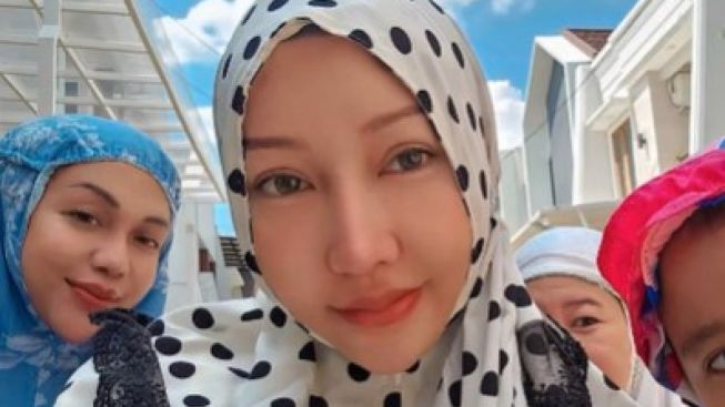 Lucinta Luna Salat Ied, Posisinya Disorot Netizen: Bikin Batal Saja