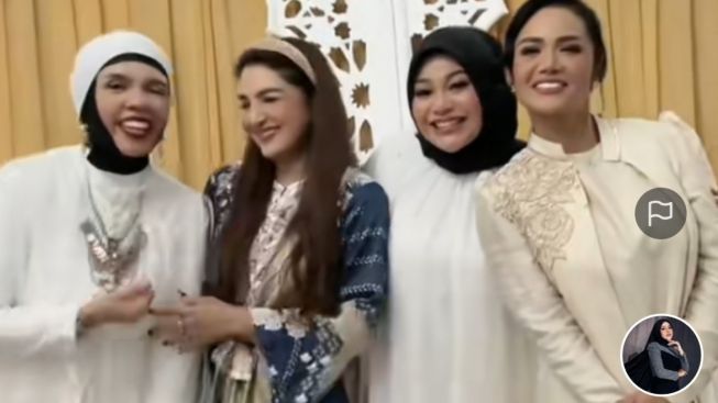 Aurel Hermansyah Joget Geboy dengan Tiga Ibunya di Momen Idul Adha, Netizen: Cuma Aurel yang Bisa