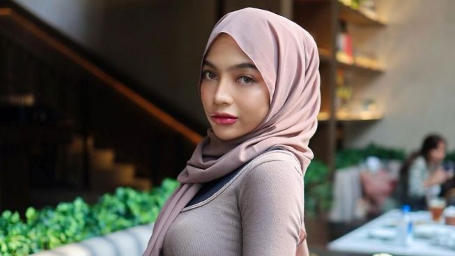 Kerap Berpenampilan Seksi Selebgram Oklin Fia Ngaku Belum Pernah Pacaran, Netizen: Enggak Percaya