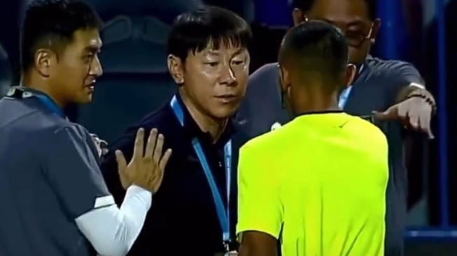 Sikap Wasit di Final Piala AFF U-23 Bikin Warganet Geram, Shin Tae-Yong Beri Komentar Keras: Memalukan!