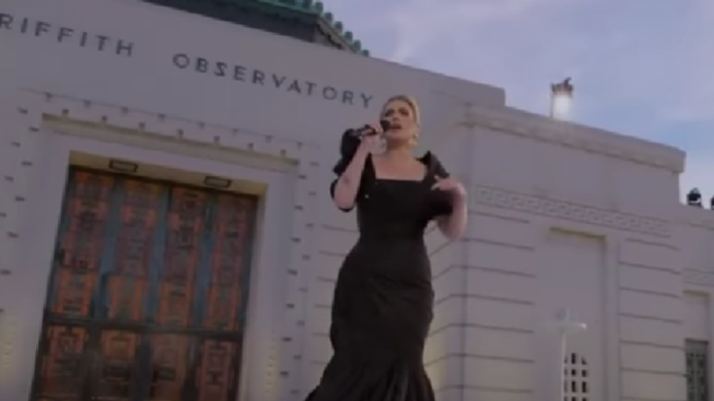 Heboh, Adele Cover Lagu Putri Ariani Berjudul Loneliness Saat Konser di The Griffith Observatory, Benar?