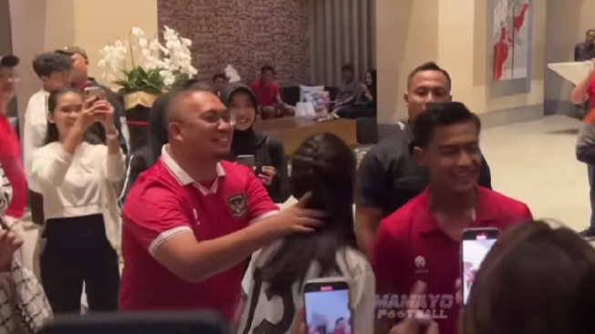 Momen Azizah Salsha "Dipaksa" Ayahnya Cium Pipi Pratama Arhan di Depan Umum, Cieeee....