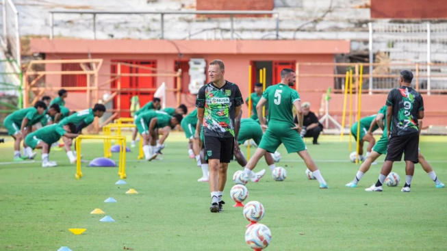 Gelandang Rp4,35 Miliar Milik Persebaya Tak Bisa Main Lawan Dewa United, Josep Gombau Yakin Menang