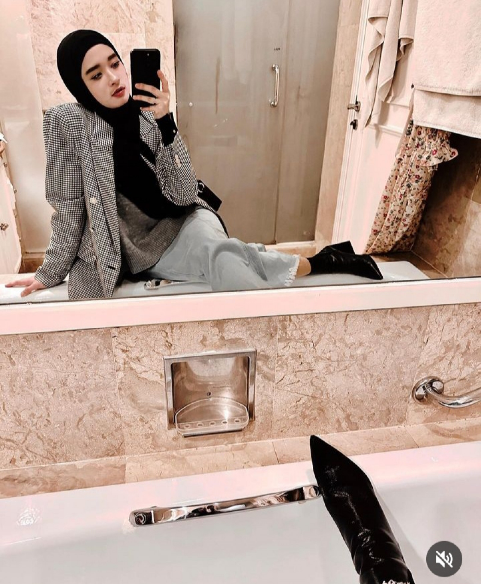 Pose foto Inara Rusli 