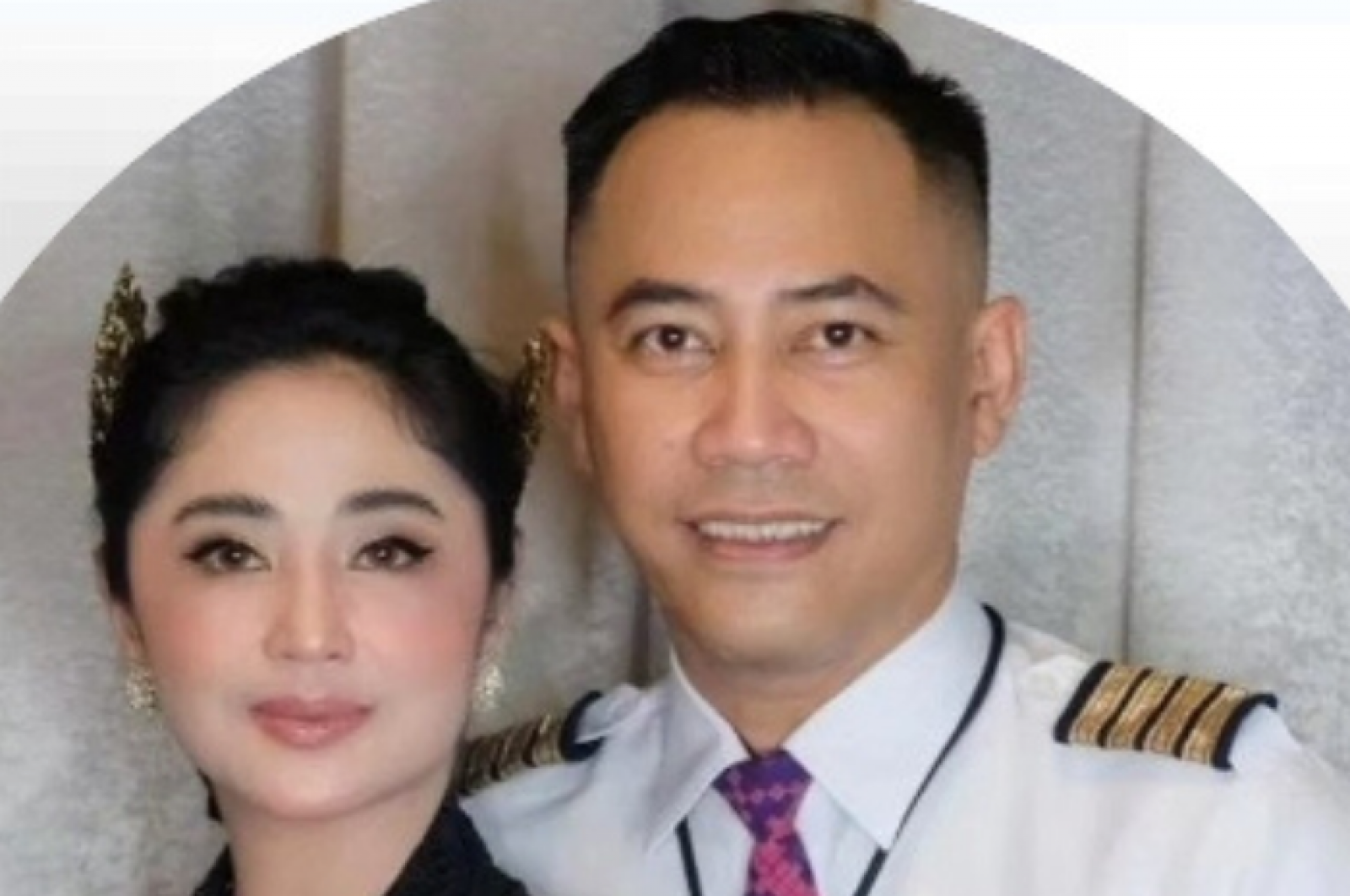 Dewi Perssik dan Tunangannya