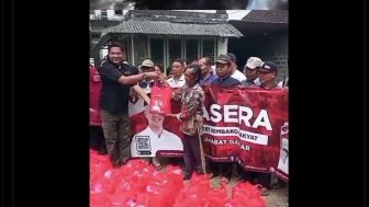 Viral Relawan Ganjar Pranowo Gaet Suara Rakyat Miskin Lewat Bagi-bagi Sembako, Netizen: Wong Licik Sedang Eksploitasi Wong Cilik
