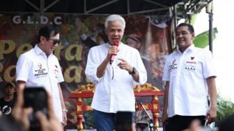 Ganjar Pranowo Bagikan 2024 Bungkus Nasi Krawu ke Ribuan Warga di Gresik, Loyalis Anies Bereaksi Begini...