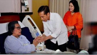 Beredar Foto Cak Nun Saat Dijenguk Presiden Jokowi, Netizen: Jangan Malu-maluin Cebonglah...