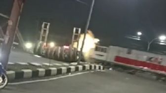 Ngeri Detik-detik Kereta Api Brantas Tabrak Truk Tronton, KAI Pastikan Tidak Ada Korban Jiwa