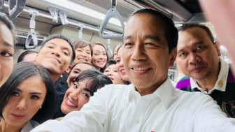 Jokowi Malah Asyik Foto-foto Saat Demonstasi, Pengamat: Buruh Hanyalah Alat