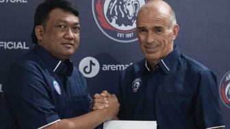 Terbenam di Dasar Klasemen, Pelatih Baru Arema Punya Tugas Berat