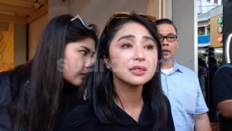 Dewi Perssik 'Bawa' Nginap Sang Tunangan, Netizen Cecar: Pak RT, Dia Lapor Gak Pak?