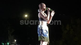 Heboh Agnez Mo Datang Sendiri ke Kelurahan Urus KTP, Netizen Terpecah Soal Outfitnya