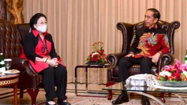 Presiden Jokowi Sudah Macam Anaknya Megawati: Darah Sampai Imannya Tegak Lurus ke PDIP