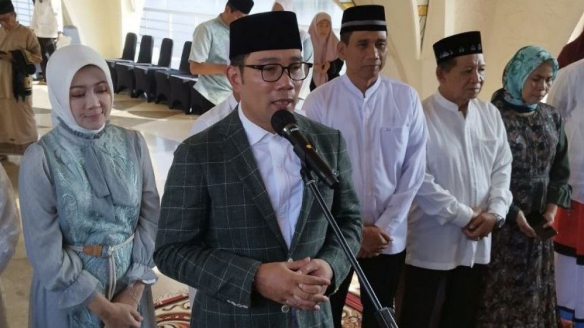 Ridwan Kamil memberikan pernyataan usai Salat Id [ANTARA/Bagus Ahmad Rizaldi]