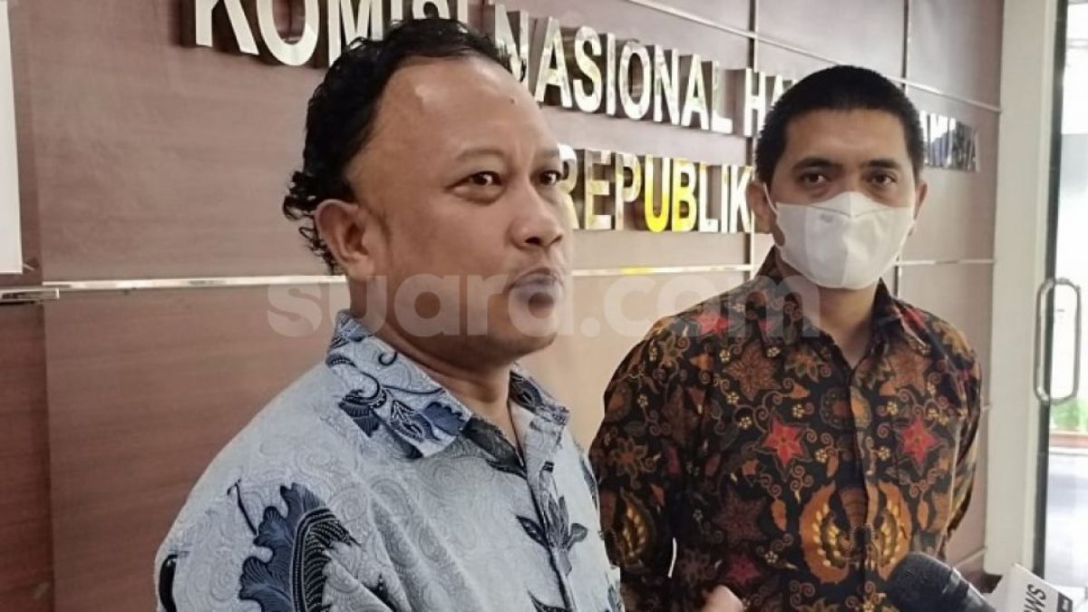 Mantan ketua WP KPK Yudi Purnomo (batik cokelat) saat didampingi anggota Komnas HAM Choirul Anam. (Suara.com/Arga)